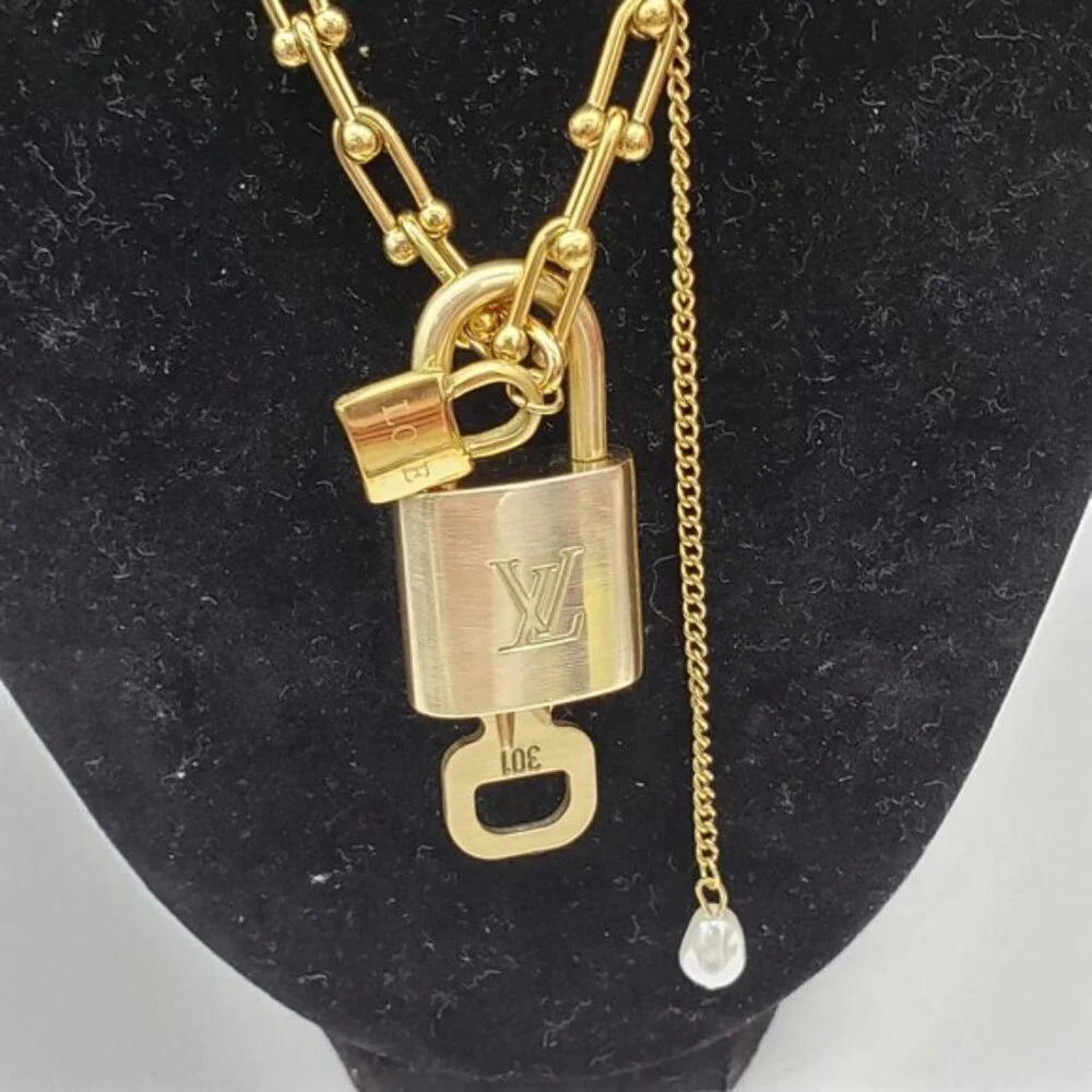 Authentic Louis Vuitton Lock & Key w/ Unbranded Gold Plated Gold Horseshoe Chain - Picture 3 of 10